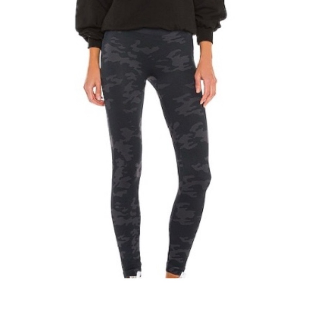 Spanx Grey & Black Camouflage leggings women’s Large ✳️